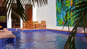 Outdoor pool - El Faro de Alejandria hostel (Santa Marta)