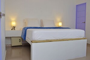In-room safe, free WiFi, bed sheets - El Faro de Alejandria hostel (Santa Marta)