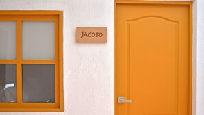 In-room safe, free WiFi, bed sheets - El Faro de Alejandria hostel (Santa Marta)