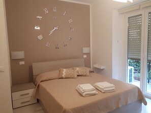 Habitación doble | Ropa de cama de alta calidad y escritorio