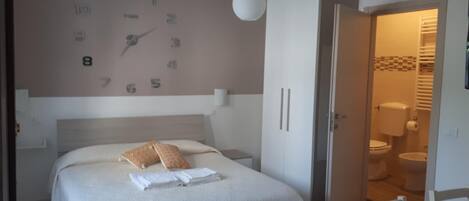 Roupas de cama premium, escrivaninha, espaço de trabalho para notebook