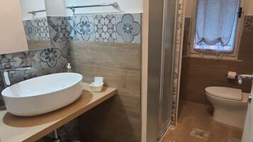 Tweepersoonskamer | Badkamer | Een douche, een regendouche, een haardroger, een bidet