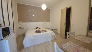 Premium bedding, desk, laptop workspace, blackout curtains - Le camere di Sabrina (Sarzana)