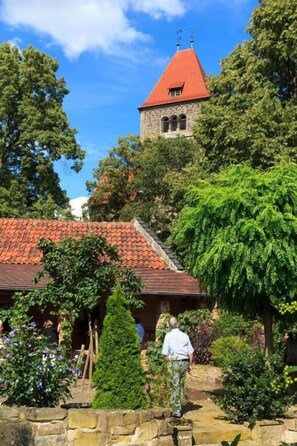 Ein Gebäude aus Stein mit rotem Dach und einem Turm.