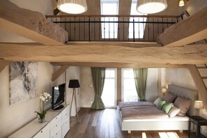 Con stile personalizzato, con arredamento individuale, una scrivania