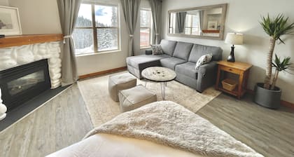 Newly Renovated Ground Floor Creekside Studio Condo - Pet Friendly too!