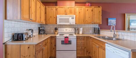 Réfrigérateur, four à micro-ondes, un four, surface de cuisson