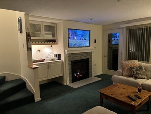 Smart-TV, Kamin, DVD-Player, Bücher