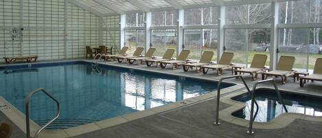 Innendørsbasseng og et oppvarmet basseng