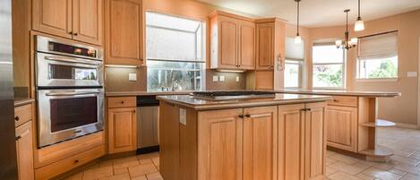 Refrigerador, microondas, horno, placa de cocina