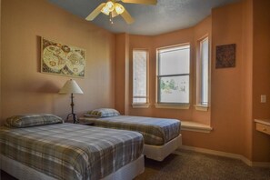 5 habitaciones, tabla de planchar con plancha, cuna de viaje y wifi