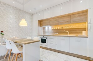 雪櫃、微波爐、焗爐、爐具
