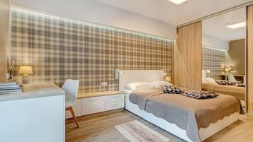 1 dormitori, caixa forta a l'habitació i escriptori