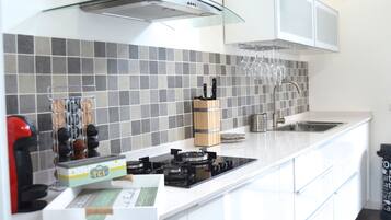 Een koelkast, een magnetron, een oven, een kookplaat