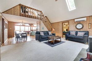 Smart-TV, peis, DVD-spiller og bøker