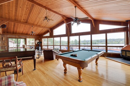 Pocono Lakefront Paradise, dock, hot tub, private pool and tennis court