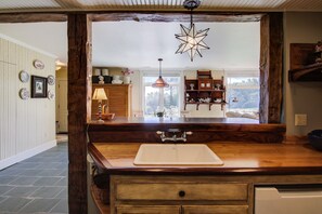Dusche, umweltfreundliche Kosmetikartikel, Haartrockner, Handtücher