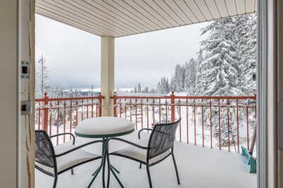 Top-Floor Quiet Corner Creekside Condo - Mountain Views & Pet Friendly