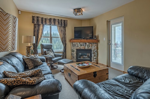 Top-Floor Quiet Corner Creekside Condo - Mountain Views