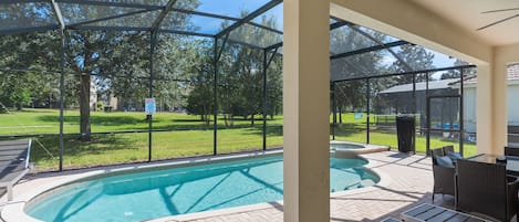 Una piscina al aire libre