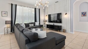 Smart-TV, fotballspill, bordtennis og kontorer