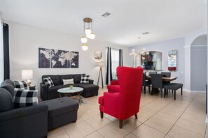 Smart-TV, Tischfußball, Tischtennisplatte, Arbeitsbereiche