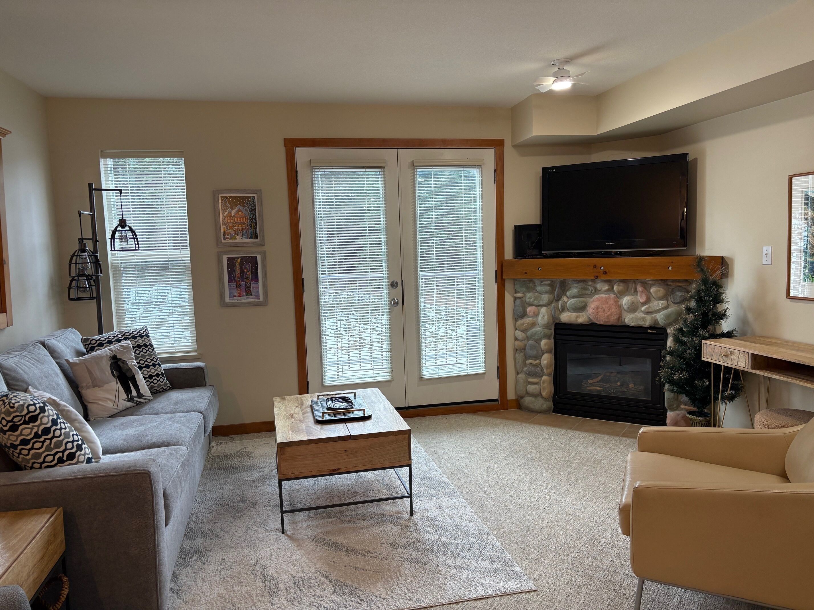 Smart TV, fireplace