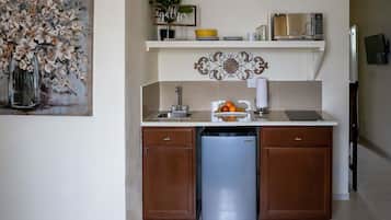 Fridge, microwave, stovetop, coffee/tea maker