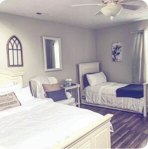3 bedrooms, iron/ironing board, WiFi, bed sheets - Modern Farm-house style within mins from Grand Park. Sleeps over 13! (Westfield)