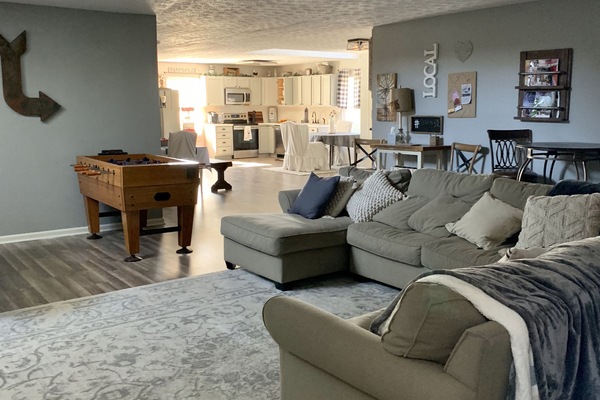 Una Smart TV, videojuegos, un futbolín, libros