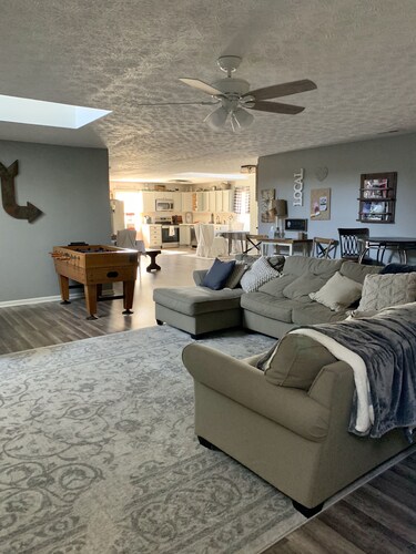 Modern Farm-house style within mins from Grand Park. Sleeps over 13!