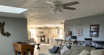 Modern Farm-house style within mins from Grand Park. Sleeps over 13!