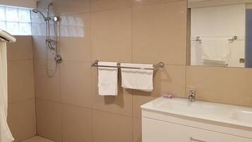 Combined shower/bathtub, hair dryer, towels, soap
