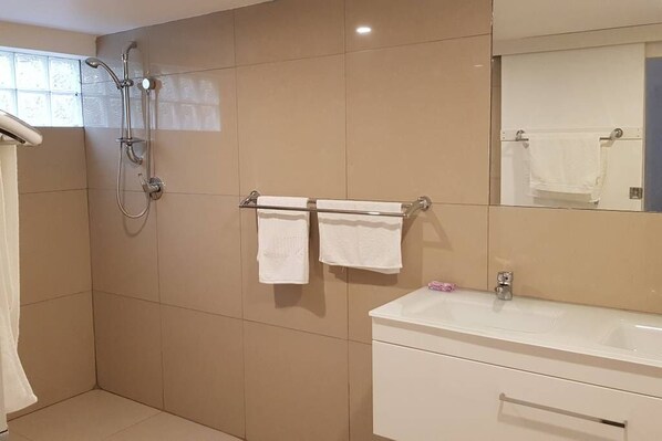 Combined shower/bathtub, hair dryer, towels, soap - Fully-furnished, family & pet-friendly home 100m the water.. (wynnum)
