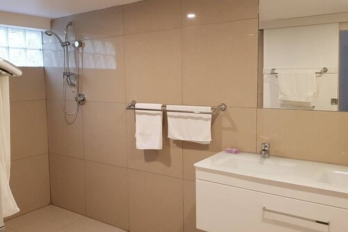 Fully-furnished, family & pet-friendly home 100m the water..