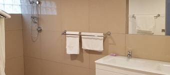 Komplett eingerichtet, familien- und haustierfreundliches Haus 100m vom Wasser entfernt. Schläft 12.