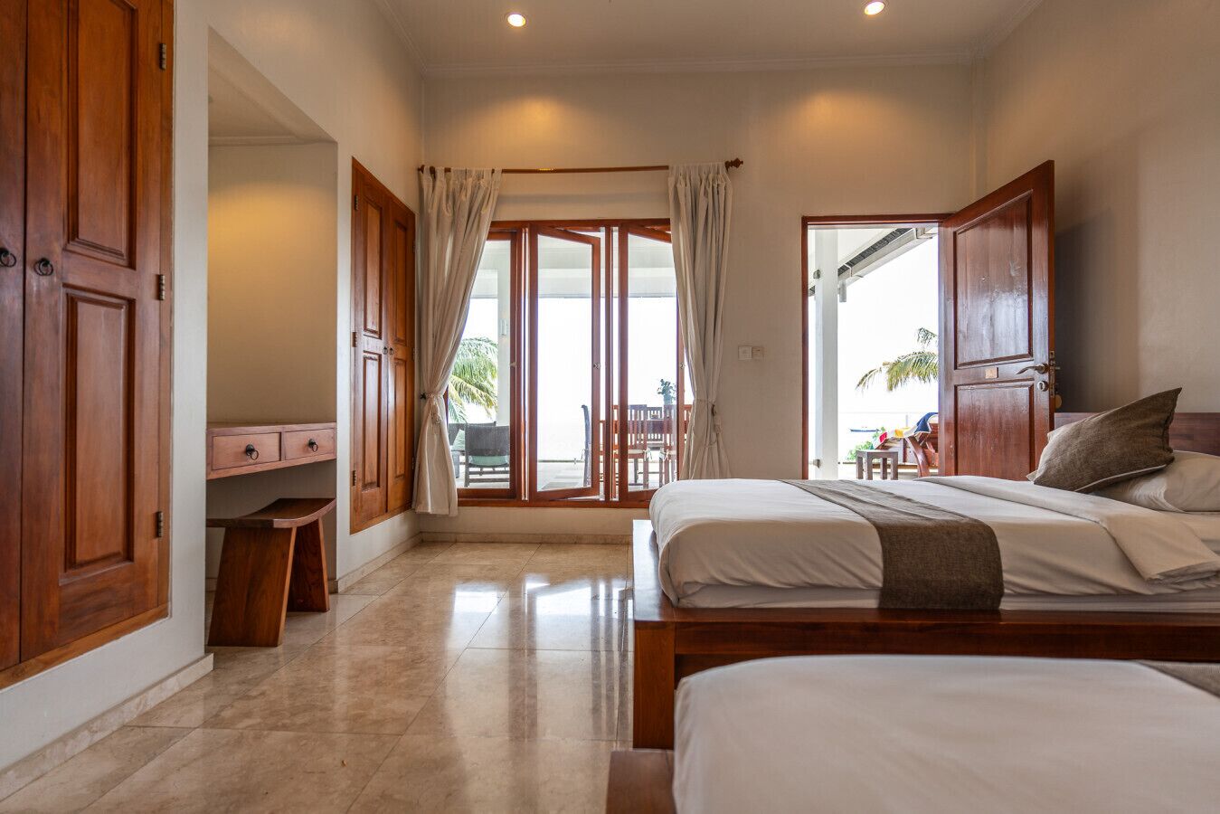 4 bedrooms, desk, WiFi, bed sheets