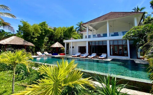 Neu! 5 Star Beachfront Villa, 4 Schlafzimmer, privatem Pool und Jacuzzi-West-Bali