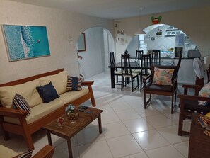 Smart TV, livros, aparelho de som