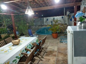Outdoor dining - Casa em Porto de Galinhas. 450m aproximado da praia. Piscina com apoio coberto (Porto de Galinhas)