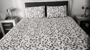 2 Schlafzimmer, Schreibtisch, Bügeleisen/Bügelbrett, Reisekinderbett