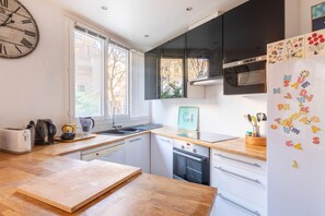 Kühlschrank, Mikrowelle, Ofen, Herdplatte