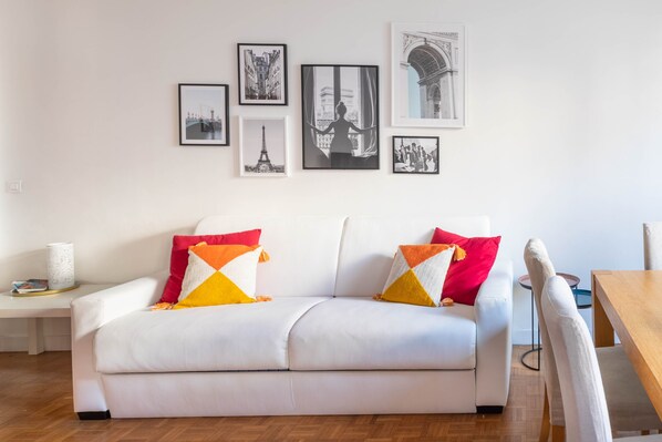 TV, books - Paris City -Nation, Bastille- 3 room flat for 4-6 persons, perfect for families! (Paris)