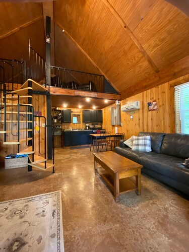 Cozy Fireside Cabin, Great for Couples, Families and Outdoorsmen!