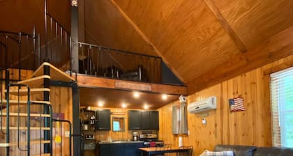 Cozy Fireside Cabin, Great for Couples, Families and Outdoorsmen!