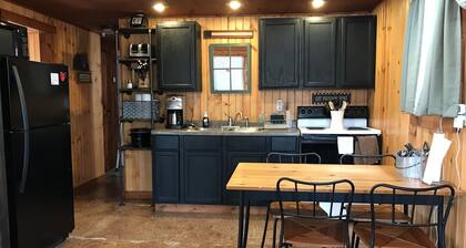 Cozy Fireside Cabin, Great for Couples, Families and Outdoorsmen!
