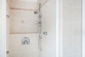 Ensemble douche/baignoire, baignoire Ă jets, sĂšche-cheveux, chaussons