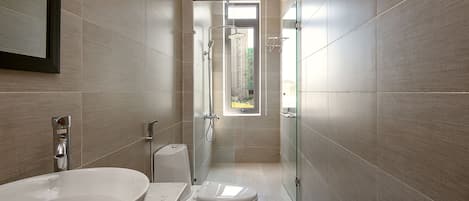 Bathtub, bidet