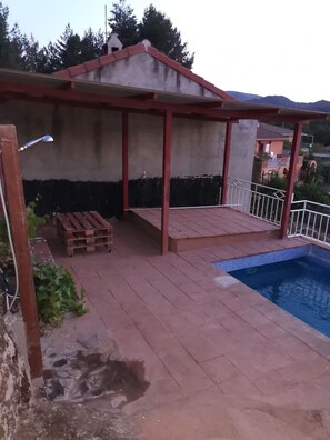 Una piscina al aire libre