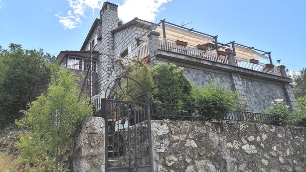 A stone building with a balcony and a staircase leading up to it. - Los Corzos Burgohondo Avila (Burgohondo)